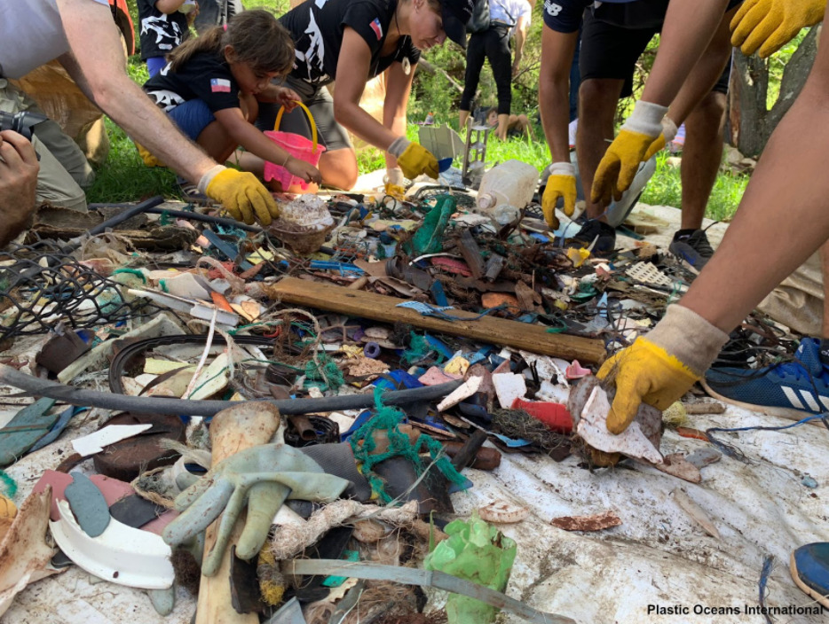 A beach cleanup on Easter Island (Rapa Nui). Credit: Plastic Oceans Chile / Plastic Oceans International